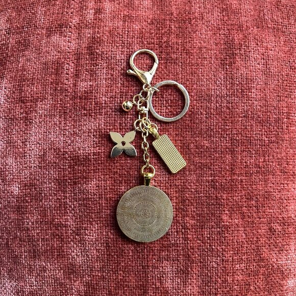 RUSTIC CLOVER Bag Charm Black and Gold Tone - Picture 7 of 9
